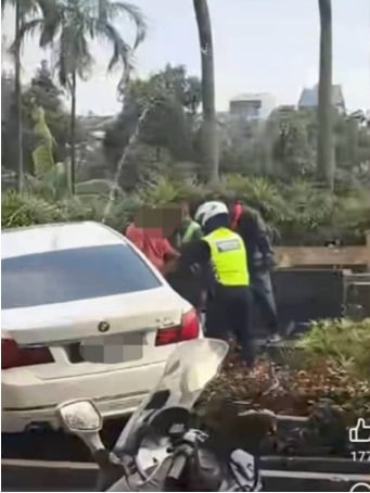 **全国综合（只供网）**全国：谷中城惊险一幕！宝马失控猛冲入花丛