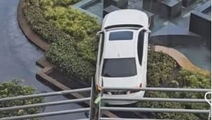 谷中城惊险一幕 宝马失控猛冲入花丛