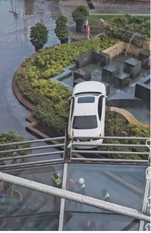 **全国综合（只供网）**全国：谷中城惊险一幕！宝马失控猛冲入花丛