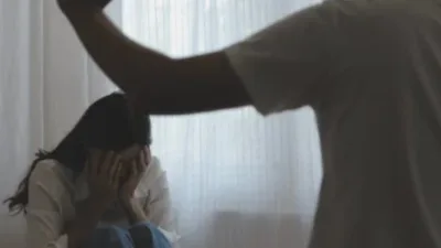 女教师逃家暴 遭丈夫疯狂追逐猛撞　警方已介入调查