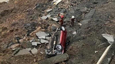 无视山体滑坡封路警告  轿车坠山沟 司机手骨折