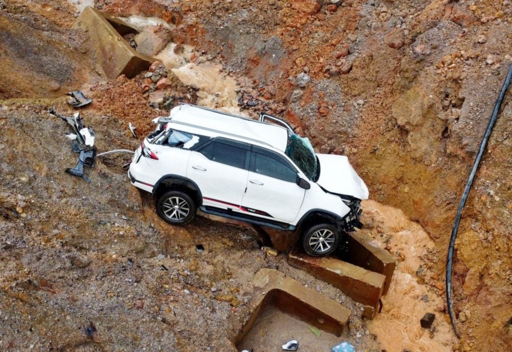 工程部长拿督斯里亚历山大对一辆多功能休旅车硬闯因土崩而封闭的道路,结果坠入约200英尺深的山谷,造成司机及一名乘客当场身亡的事故深表关注,因此事牵涉公众安全。