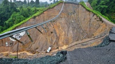 车闯土崩封闭路段酿命案 工程部吁公众遵守封路指示