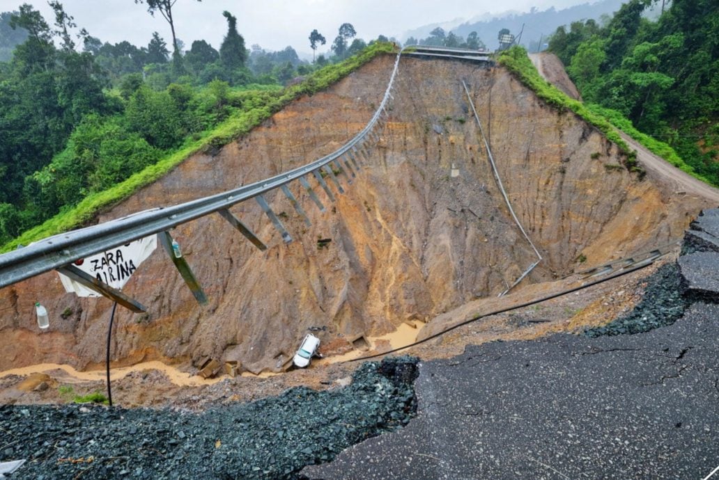 工程部长拿督斯里亚历山大对一辆多功能休旅车硬闯因土崩而封闭的道路,结果坠入约200英尺深的山谷,造成司机及一名乘客当场身亡的事故深表关注,因此事牵涉公众安全。
