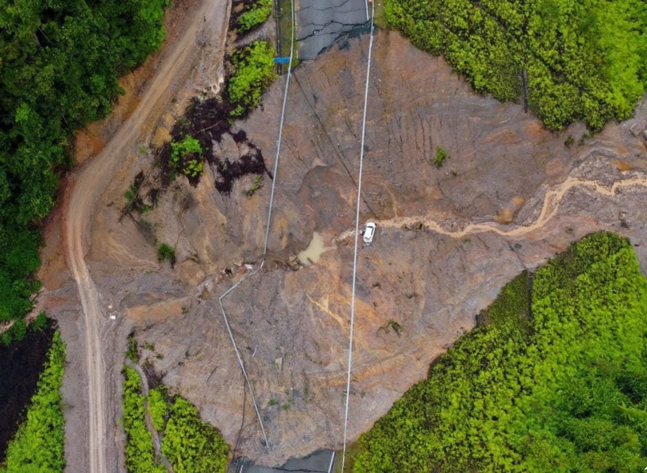 工程部长拿督斯里亚历山大对一辆多功能休旅车硬闯因土崩而封闭的道路,结果坠入约200英尺深的山谷,造成司机及一名乘客当场身亡的事故深表关注,因此事牵涉公众安全。