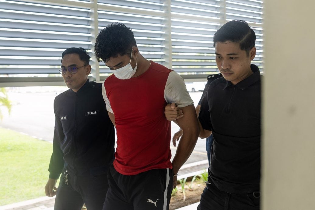 全:已签发/吉兰丹州一名大学生今日巴西马地庭被控2项罪名,他被控于11月29日在日里县拉达江谷一辆轿车内,对一名中五女学生实施违反自然性行为及猥亵。