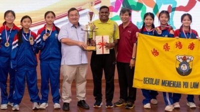 全霹独中男女越野赛跑 华联培南各夺男女总冠军