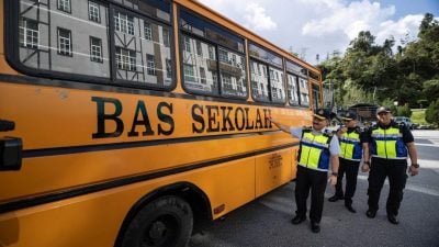 陆交局金马仑执法发51罚单 校车载外国游客被充公