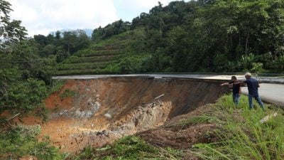 地下水流动疑致山体滑坡 罗京高原路段现120米裂缝