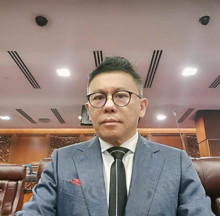 全:已签发/郑联科指在统考课题上,倪可敏阿克马政治作秀