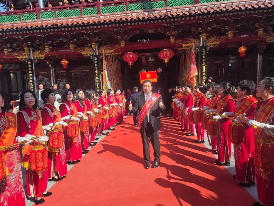 蔡兆生率领逾百位宗亲赴中,出席世界柯蔡宗亲总会恳亲大会