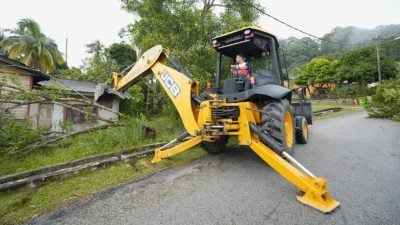 关丹市厅武吉士基劳大扫除 修茸树枝降风险