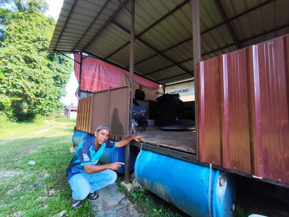关丹退休男子独自打造浮筏屋,连续三年水灾成功保护财物。