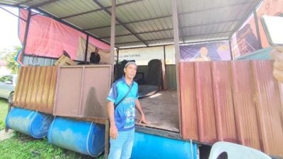 关丹退休男子独自打造浮筏屋 连续三年水灾成功保护财物