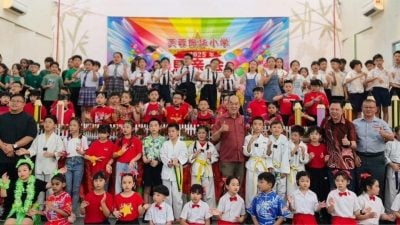 关注校园霸凌问题 叶耀荣吁学生正确使用电子设备