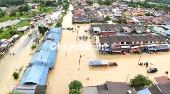 凌晨大雨导致河水上涨 乌冷10区水灾