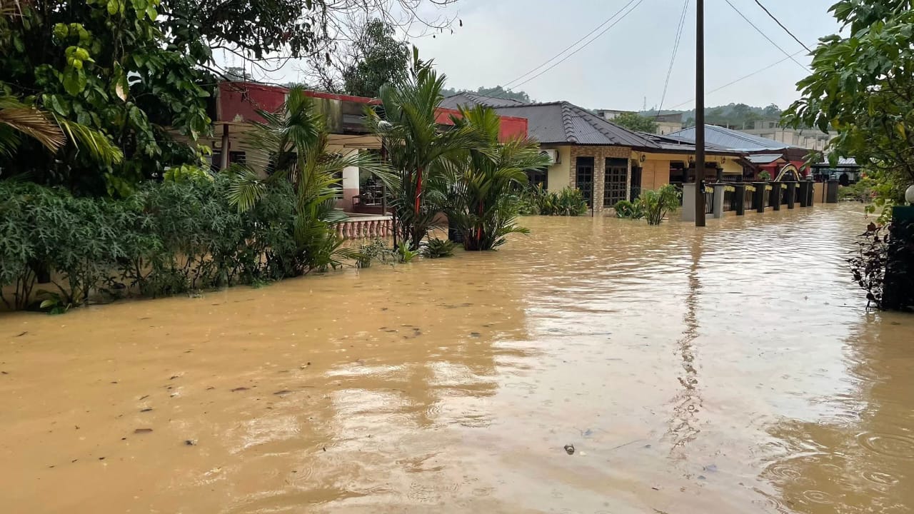 凌晨大雨导致河水上涨 乌冷10区水灾