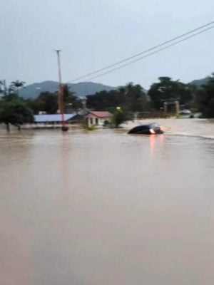 凌晨大雨导致河水上涨 乌冷10区水灾