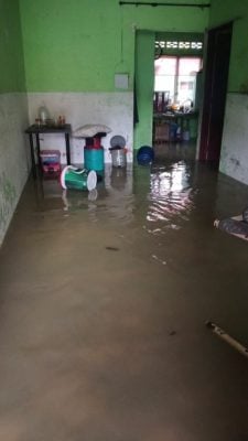 凌晨大雨导致河水上涨 乌冷10区水灾