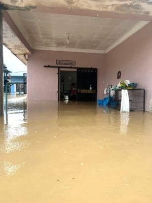 凌晨大雨导致河水上涨 乌冷10区水灾