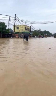 凌晨大雨导致河水上涨 乌冷10区水灾
