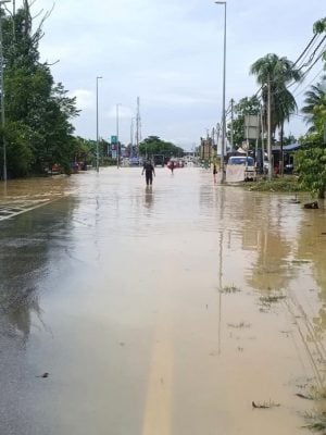 凌晨大雨导致河水上涨 乌冷10区水灾