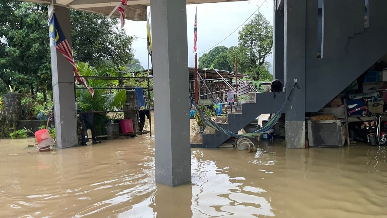 凌晨大雨导致河水上涨 乌冷10区水灾