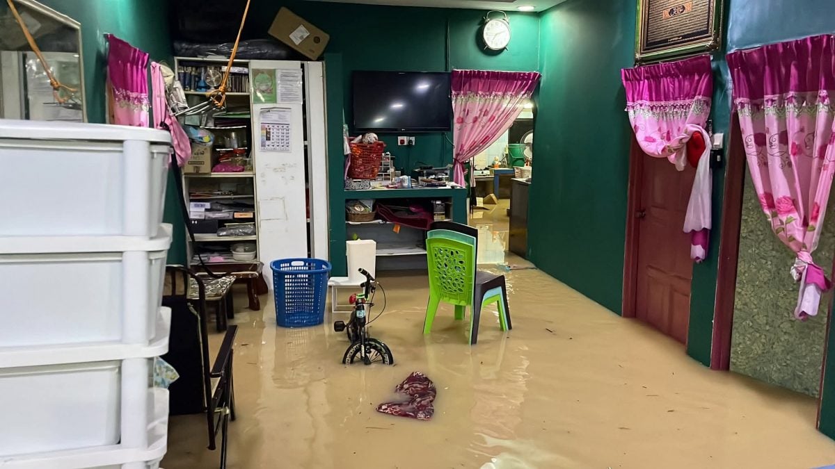 凌晨大雨导致河水上涨 乌冷10区水灾