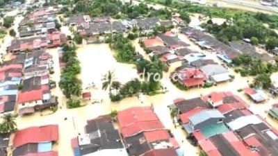 视频| 凌晨大雨导致河水上涨 乌冷10区水灾