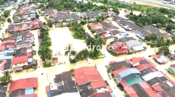 凌晨大雨导致河水上涨 乌冷10区水灾