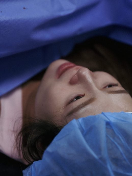 刘品言晒产房珍贵侧拍照 曝听女儿哭声当下反应