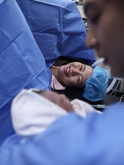 刘品言晒产房珍贵侧拍照 曝听女儿哭声当下反应