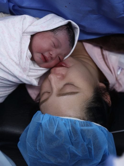 刘品言晒产房珍贵侧拍照 曝听女儿哭声当下反应