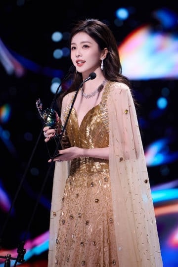 刘诗诗得奖却被白鹿领走 爱奇艺出包急道歉