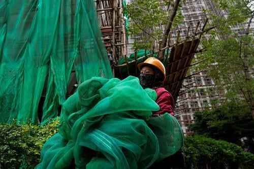 加2图/港府指证据显示阻燃检测造假　勒令维修棚网全部撤除下架