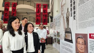 到访南方大学学院  张念群移交行动党50万捐款