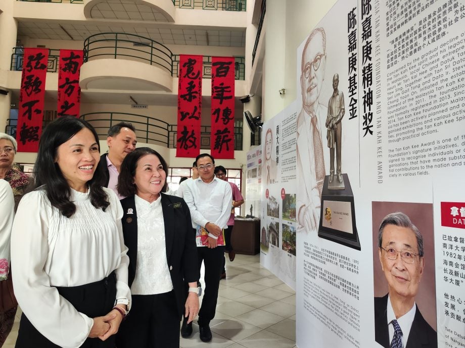 **华社**全国:到访南方大学学院 张念群移交行动党50万捐款