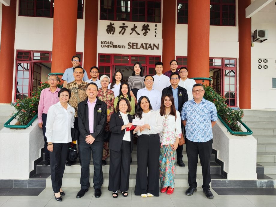 **华社**全国:到访南方大学学院 张念群移交行动党50万捐款