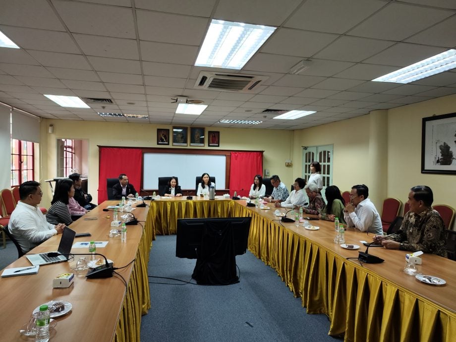 **华社**全国:到访南方大学学院 张念群移交行动党50万捐款