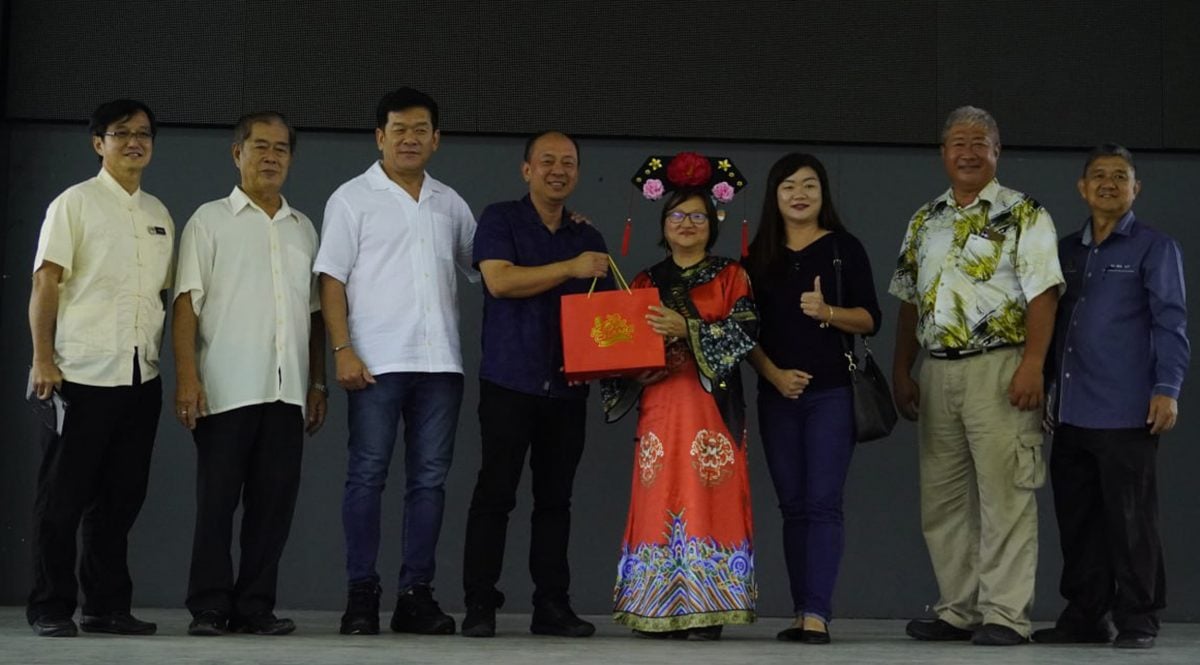 南华华中副校长马爱香荣休 师生齐唱《再见》送祝福