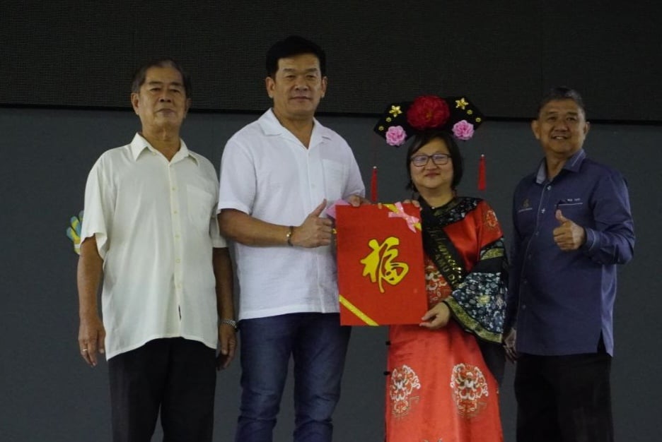 南华华中副校长马爱香荣休 师生齐唱《再见》送祝福