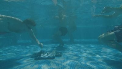 视频 | 南非“水下西洋棋”对弈 考验棋手体能