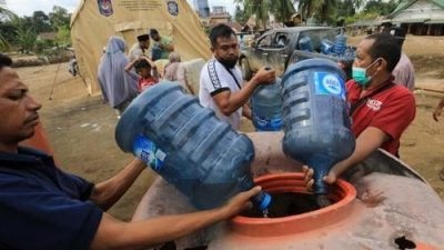 印尼斯国等亚洲多国洪灾1300死 灾民缺水缺粮盼援助