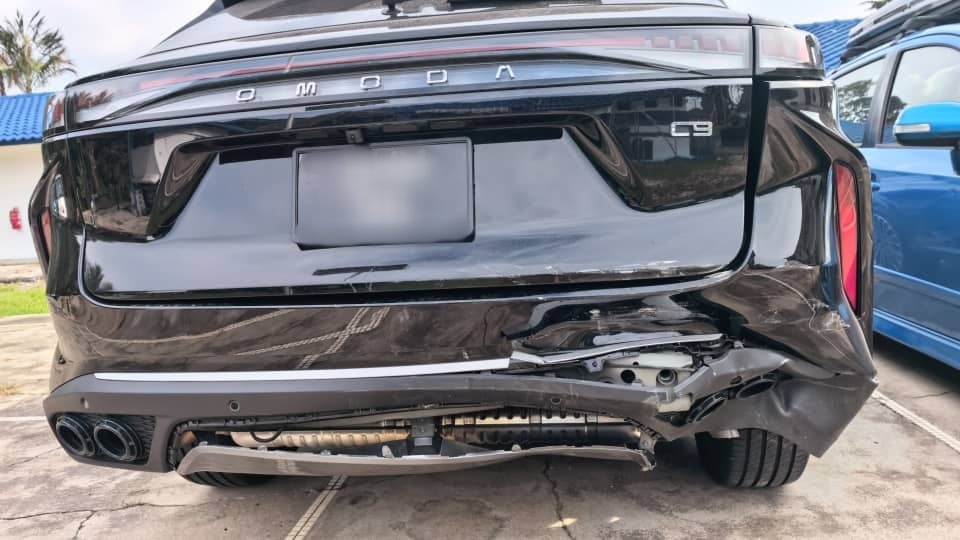 **即时国内**全国：柔返隆途中甲出车祸欲报案  却被指裤裙不符规不让入警局