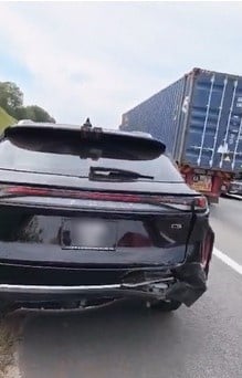 **即时国内**全国：柔返隆途中甲出车祸欲报案  却被指裤裙不符规不让入警局