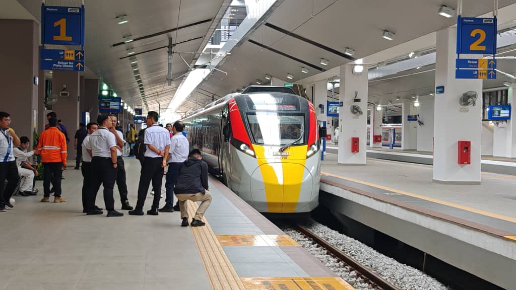 **即时国内**全国:正商讨EART 陆兆福:交通部将加强新山公交整合