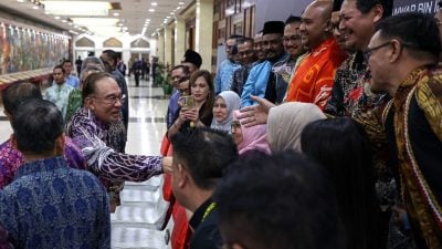 大马国内外成就   安华：归功公务员团队