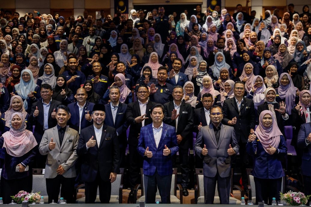 可补图//阿占巴基出席“反贪会-UiTM启发：廉正与领导日“时，与玛拉工艺大学学生合照。(马新社图)