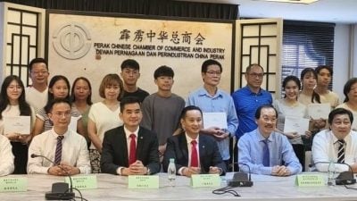 叶建来：鼓励积极申请助力学子 霹中总贷学金可分期还