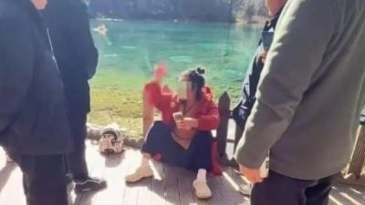 吃剩玉米棒扔九寨沟湖中被骂 男子激动自掴辩“回归大自然”